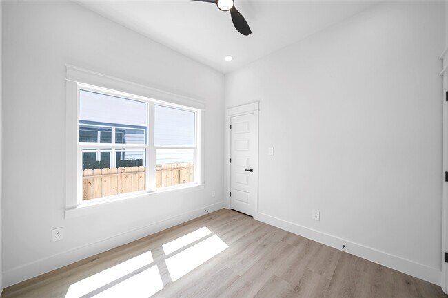 Building Photo - 4834 Higgins St