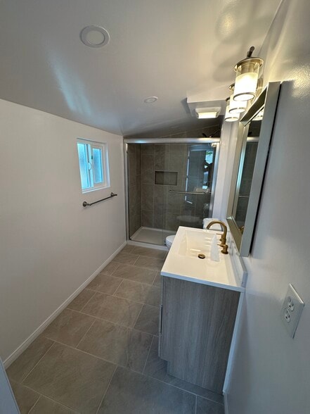 Building Photo - 1032 Justin Ave