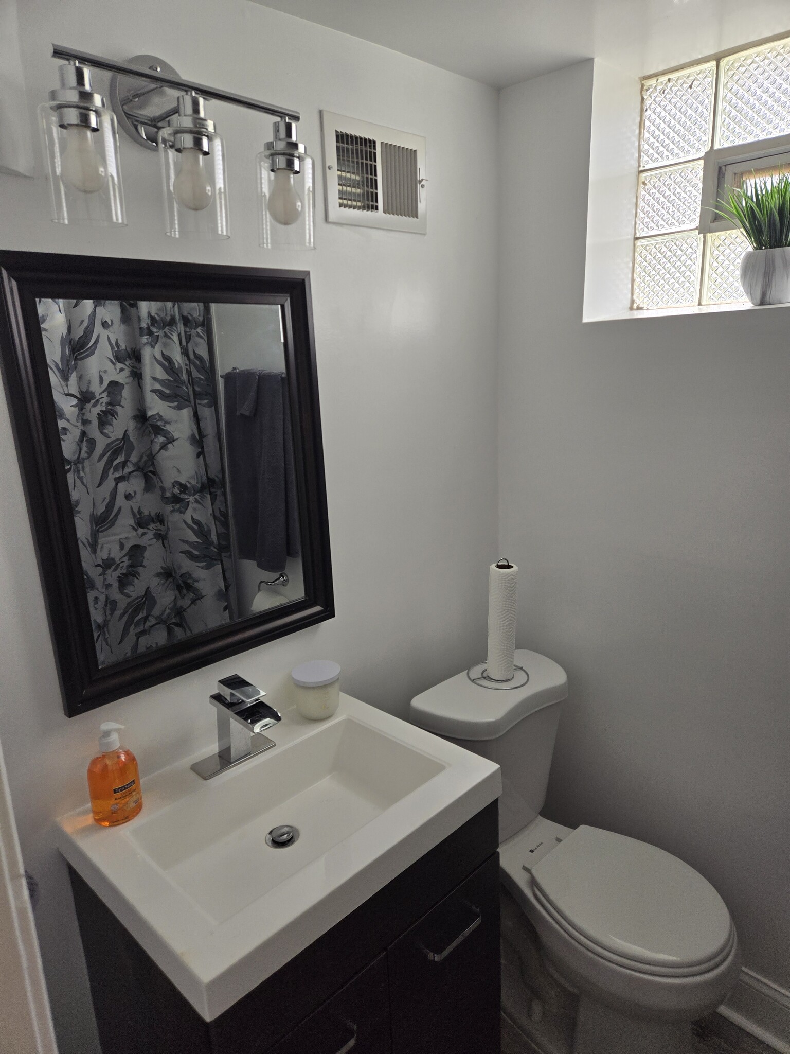 Full bathroom in basement - 1511 Woodbourne Ave