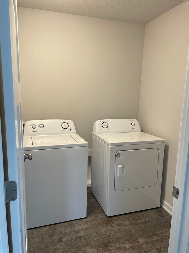 Building Photo - Beautiful! 3 bedroom 3 bathroom Single-Family Home in Urbandale, IA