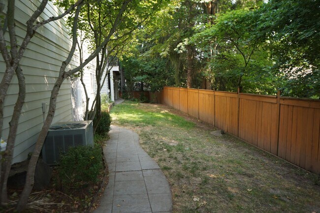 Building Photo - Spectacular NW Portland 4 bedroom with gue...