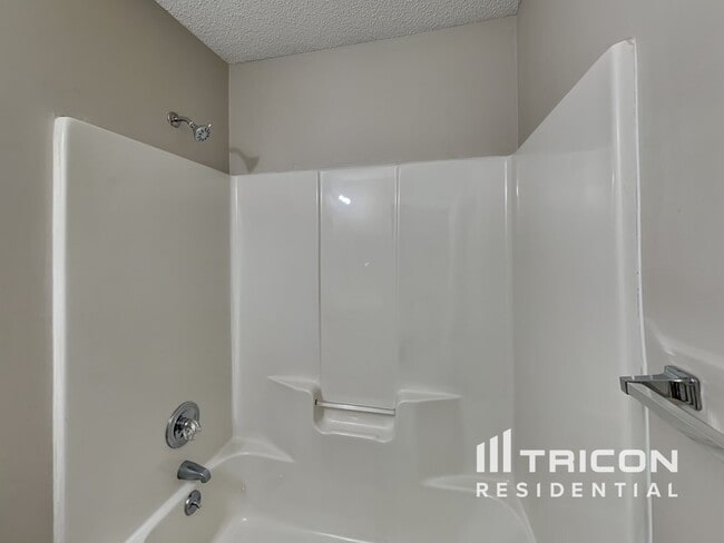 Building Photo - 2437 River Chase Dr