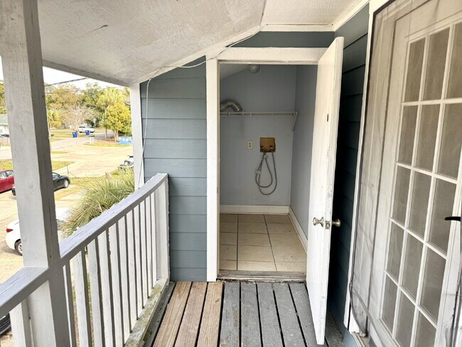 Building Photo - 2nd Floor - 2 Bedroom, 1 Bath in St. Andrews Area