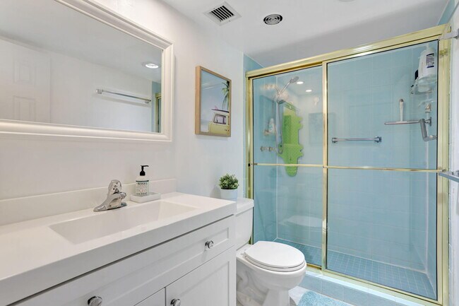 Building Photo - 1069 Hillsboro Mile