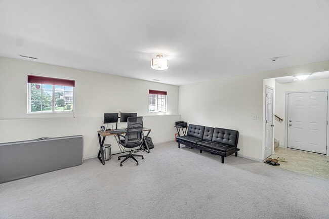 Building Photo - 2528 Dunraven Ave