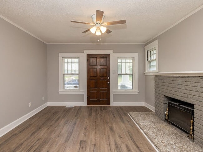 Building Photo - Newly renovated! 3 bedroom 1 bath with sin...