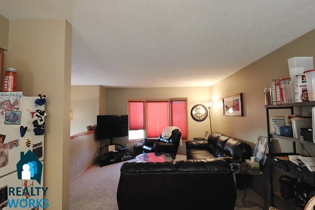 Building Photo - Lovely 2 Bedroom Split Level Home in NW Li...