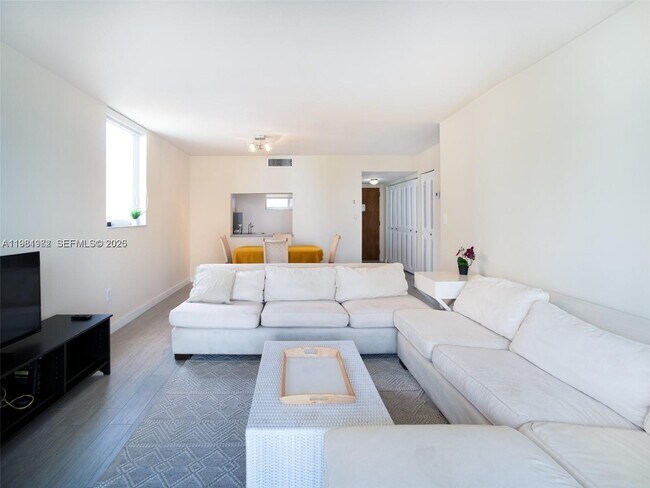 Building Photo - 1665 Bay Rd