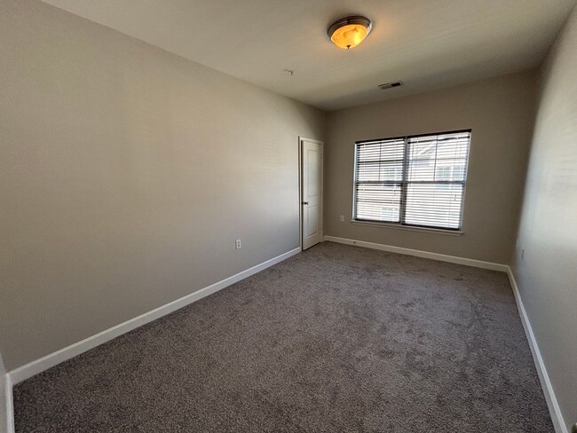 Building Photo - RENT SPECIAL! Beautiful 2 Bedroom 2 Bathro...