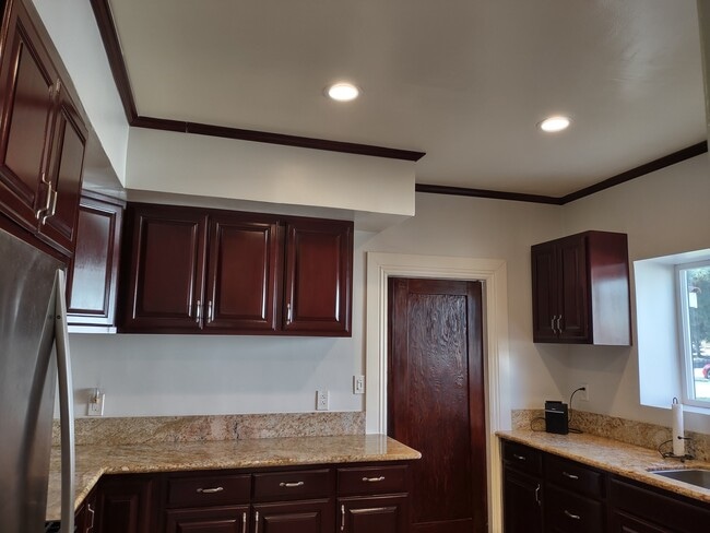 kitchen - 2142 S Victoria Ave