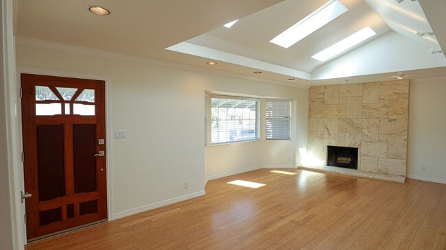 Building Photo - Beautifully Remodeled 3 Bed, 2 Bath Home i...