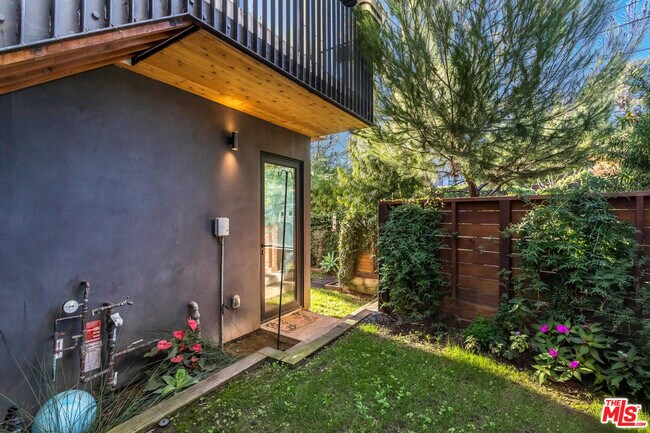 Building Photo - 906 Benton Wy