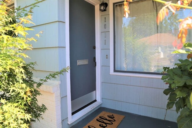 Building Photo - Charming 2 bed 1 bath Furnished, Utilities...