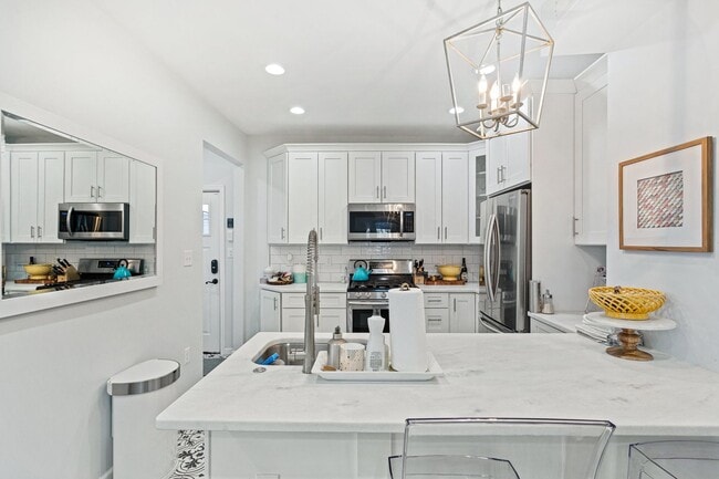 Building Photo - Amazing Anacostia Abode!