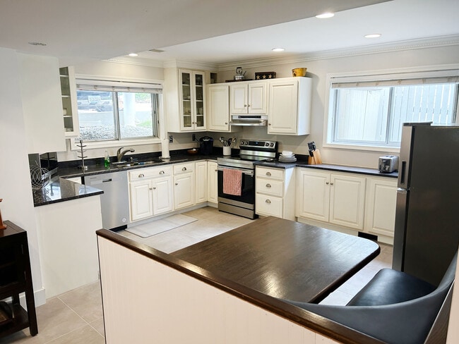 Building Photo - 6427 83rd Pl