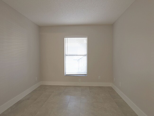 Building Photo - $ 250 OFF SECOND MONTH RENT AVAILABLE NOW ...