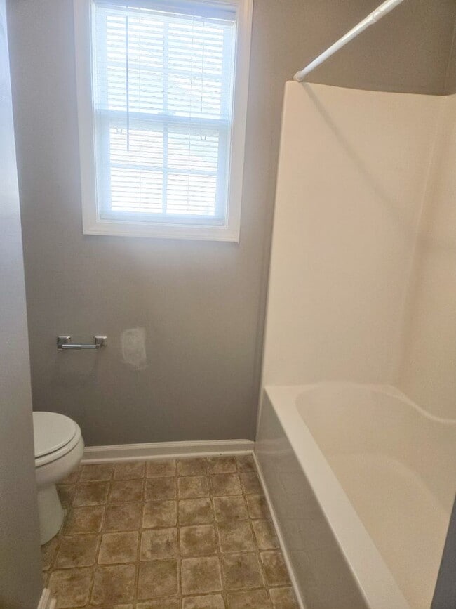 Building Photo - 3 Bedroom 2 Bathroom Home