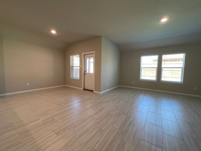 Building Photo - AVAILABLE NOW 4 BEDROOM 2 BATH NEW CONSTRU...
