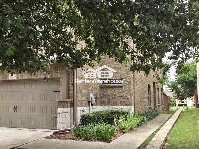 Building Photo - MOVE IN READY - Spacious 2-story townhouse...