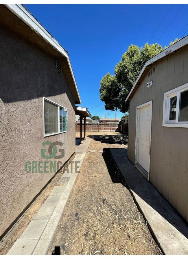 Building Photo - BEAUTIFUL 3 BEDROOM 2 BATH HOME MOVE IN RE...