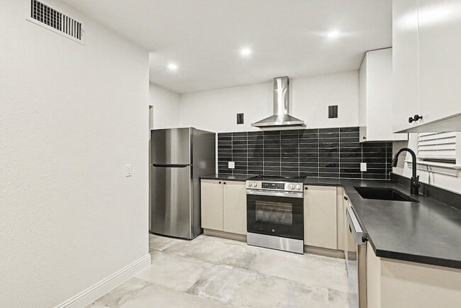 Building Photo - 2101 Mistletoe Ave