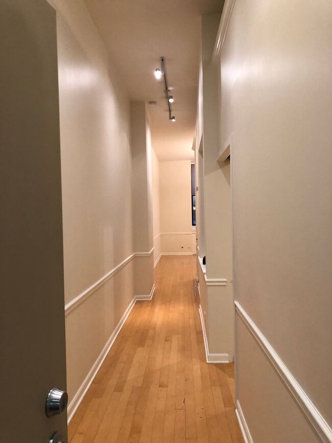 Building Photo - Stunning Lofted 1 Bed 1 Bath Condo Downtow...