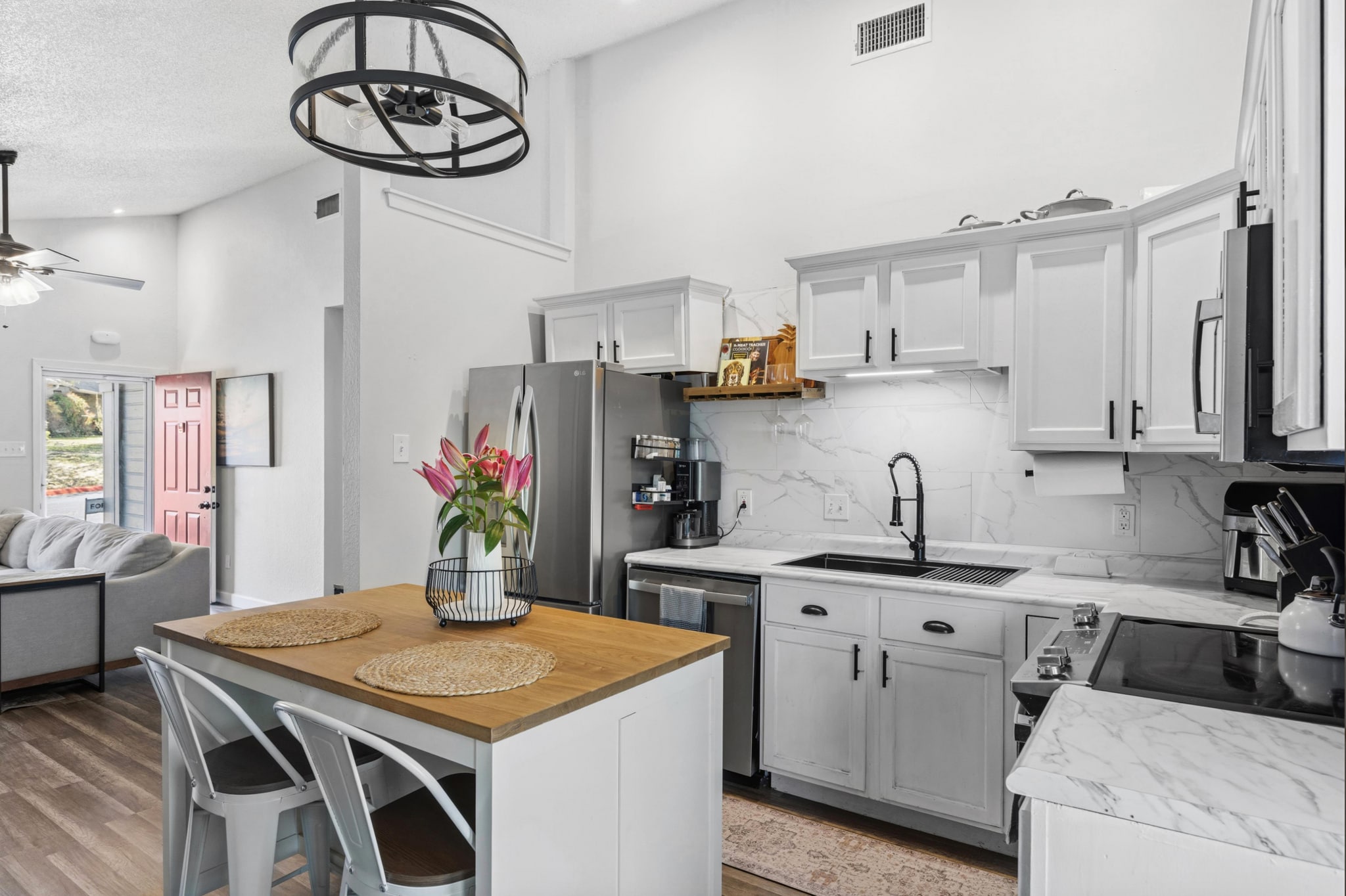 Building Photo - 1015 E Yager Ln