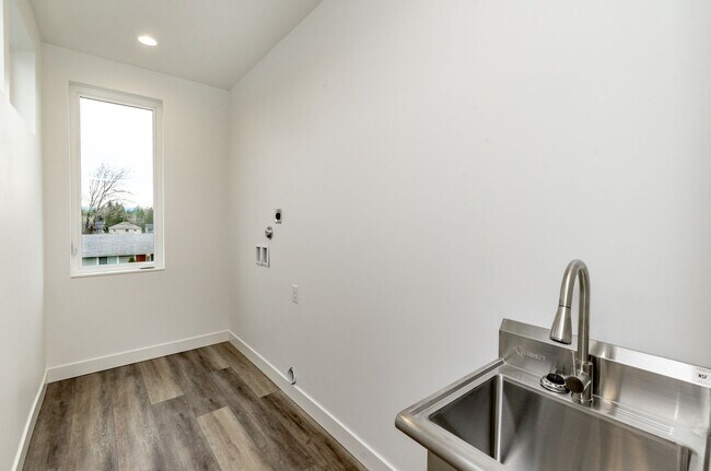Building Photo - Edgewood Stunner