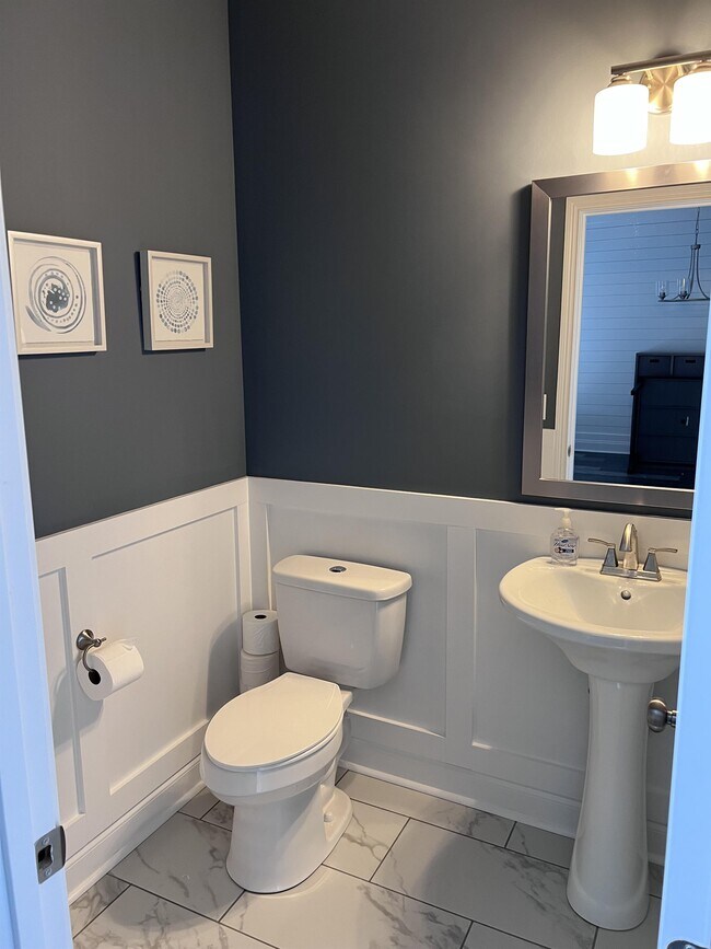 Building Photo - 557 Dexter Dr