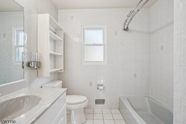 Building Photo - 20 Brookside Pl