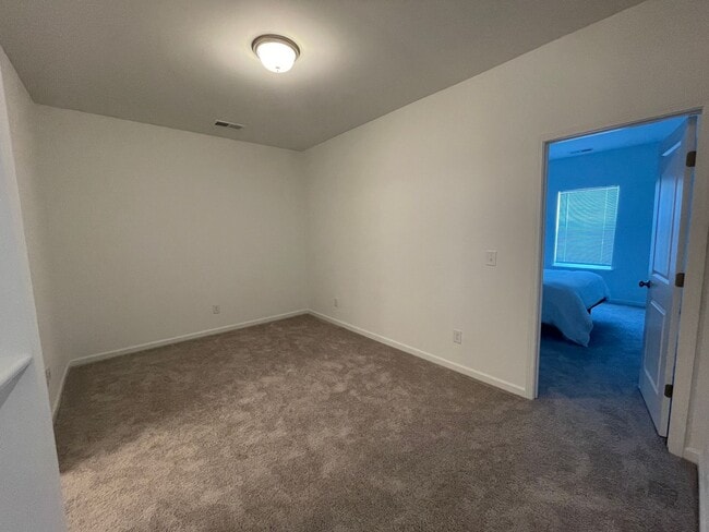 Building Photo - 3 bed 2.5 Bath Townhouse. Shelbyville