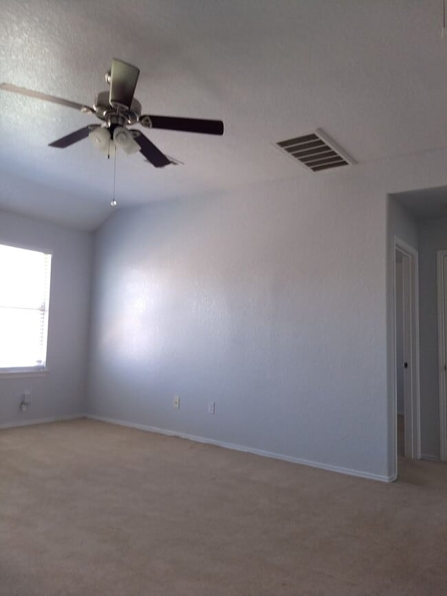 Building Photo - Spacious 4-Bedroom Home in Candlewood Park