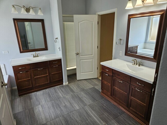 Building Photo - Castle Pines Fabulous 5 Bedroom Oasis Avai...