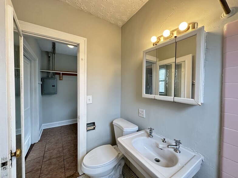Building Photo - 4532 N Damen Ave