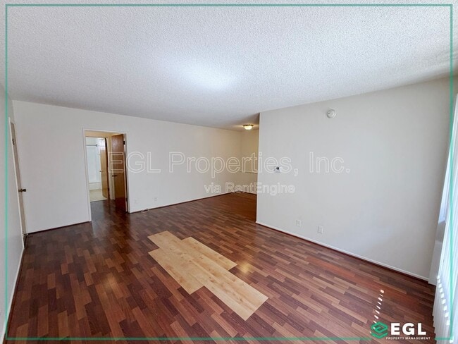 Building Photo - 1755 N Kenmore Ave