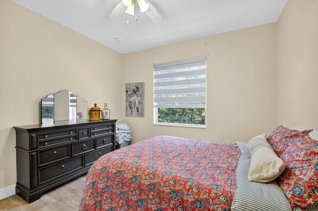 Building Photo - 9167 Oak Alley Dr