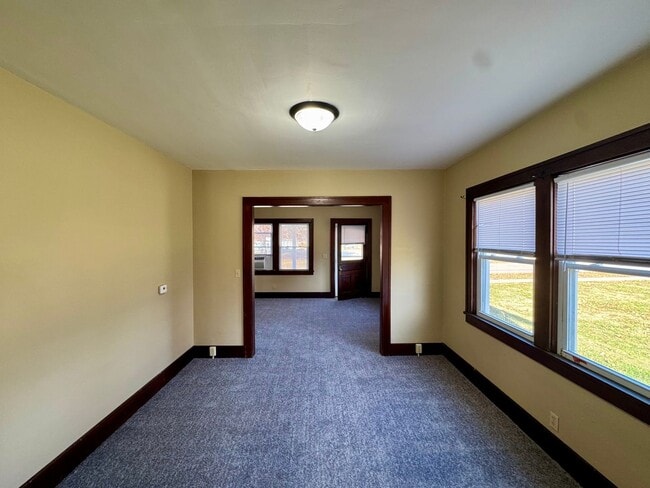 Building Photo - Updated 3BR End-Unit Townhome Across from Stephens Park – Moline