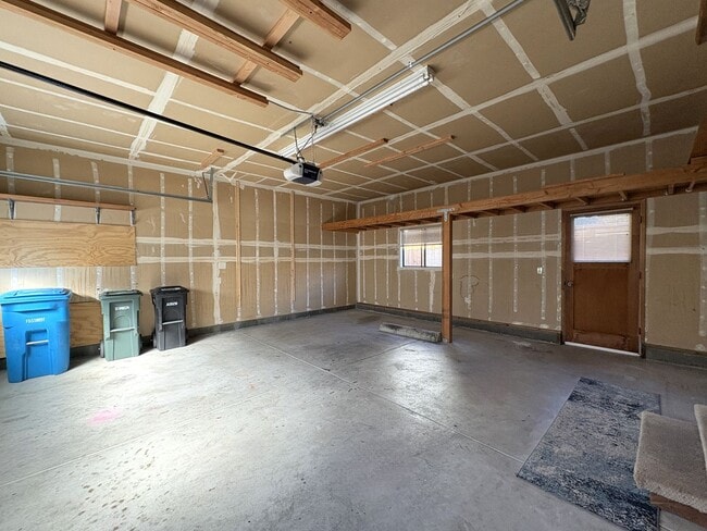 Building Photo - Spacious 3BD/2BA Redwood City Home | Two L...