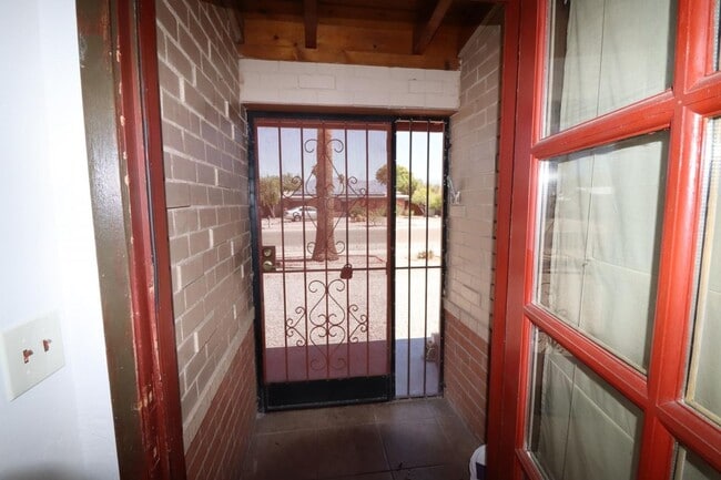 Building Photo - 3 Bedroom 2 Bathroom