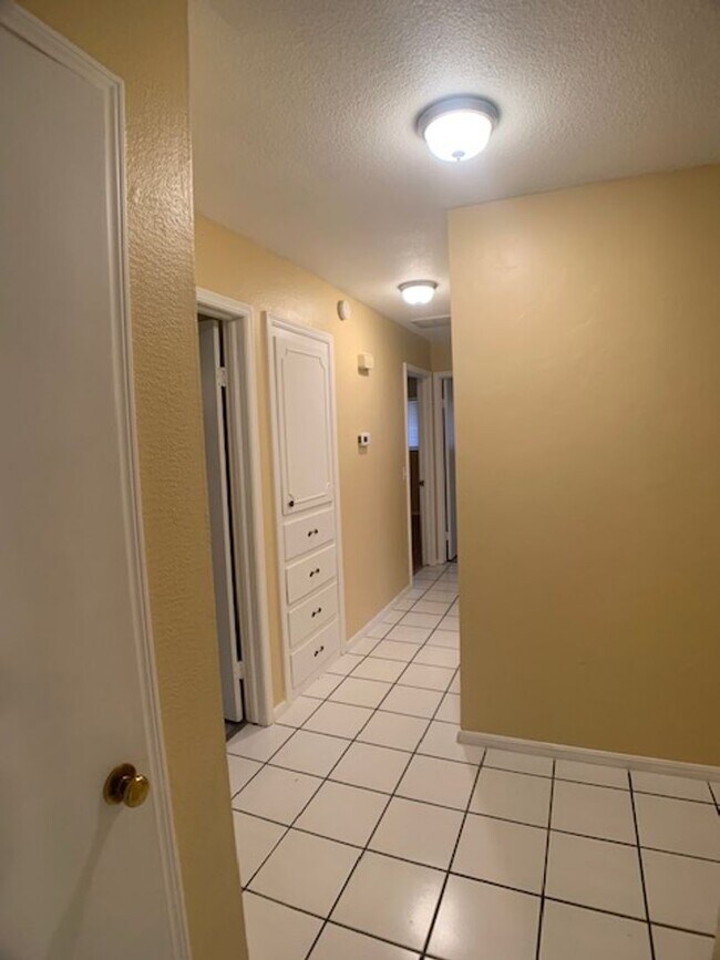 Building Photo - 3 Bedroom Northwest OKC!