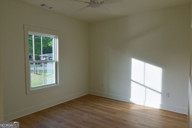Building Photo - 1070 Moreland Dr