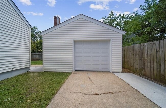 Building Photo - 2208 Silbert Rd