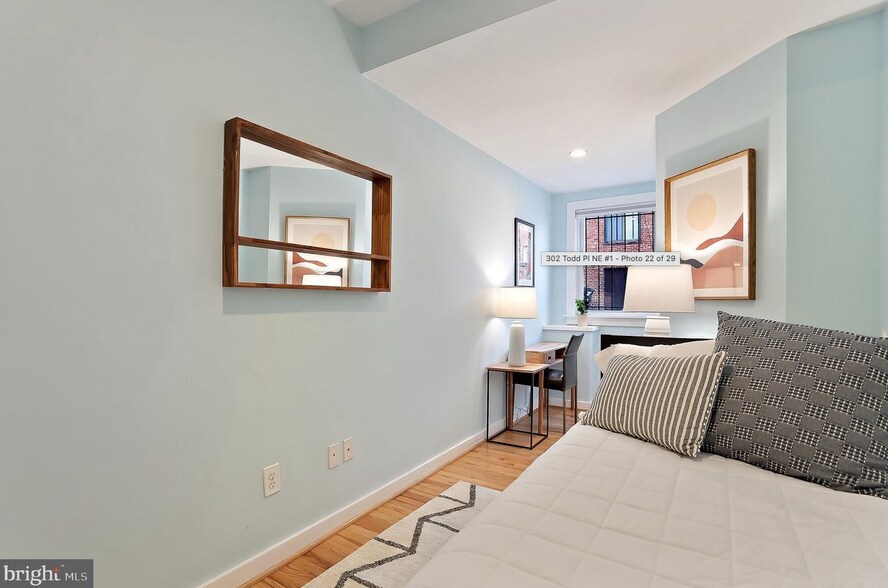 Building Photo - 302 Todd Pl NE