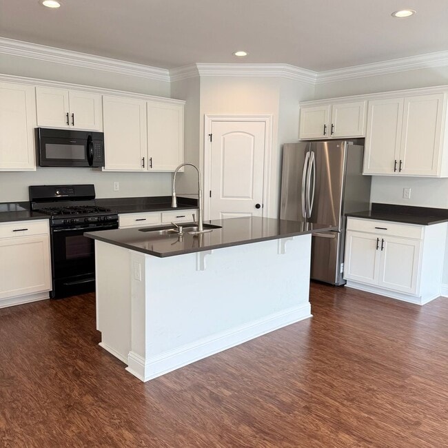 Building Photo - Beautiful 3BR / 2.5BA Townhouse Just 4 Miles from LSU!  Cottages at University Villas