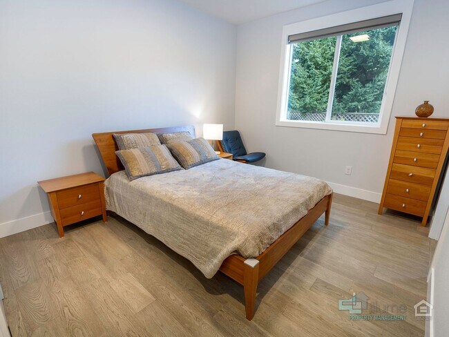 Building Photo - Fully Furnished Lake Oswego Gem!!!!
