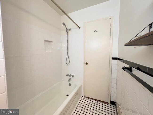 Building Photo - 10720 Tenbrook Dr