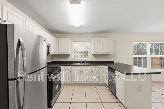 Building Photo - 735 Putnam Dr