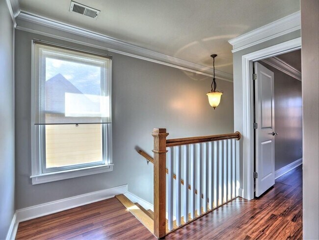 Building Photo - 975 Odessa Dr