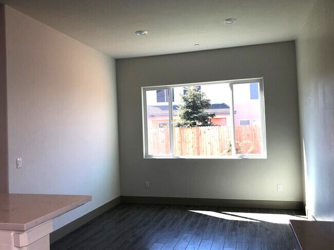 Building Photo - $2,695 Ashlan & Armstrong, 4 Bedroom - E. ...