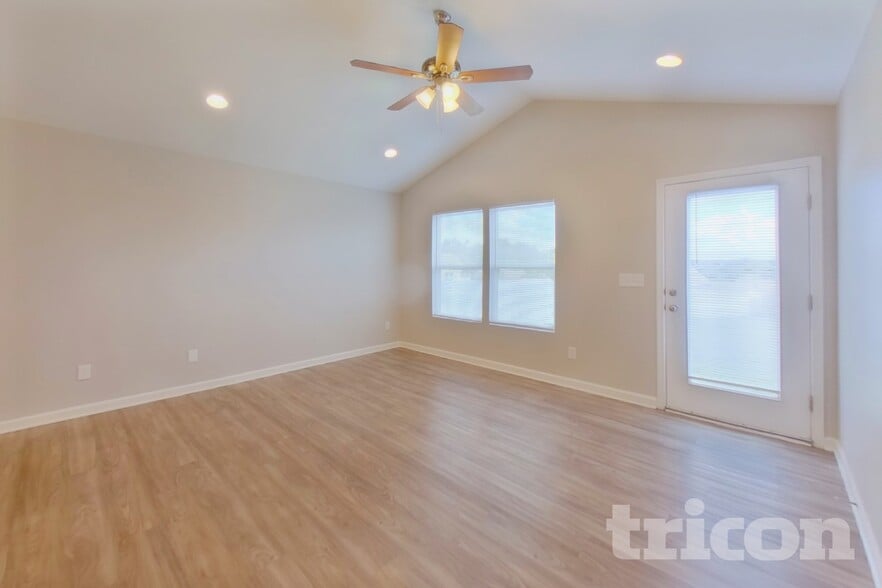 Building Photo - 4201 Broadstairs Dr SW